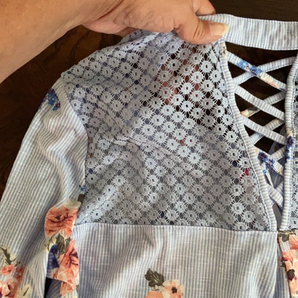 Floral print blouse with tie knot front. - Picture 8 of 9